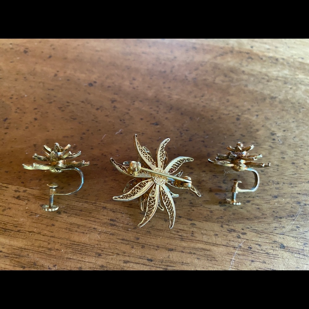 Beautiful unique vintage matching Gold Pin and Earrings set - Picture 3 of 6